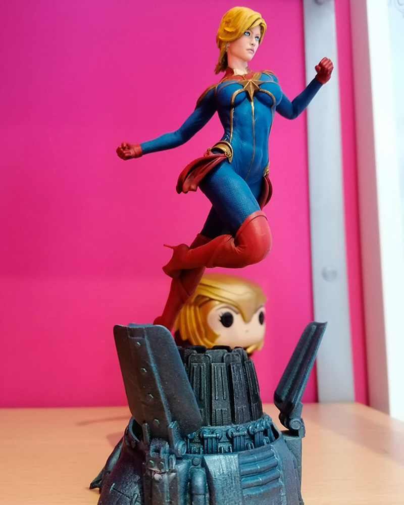 Figura 3D de Capitana Marvel por encargo pintada a mano con aerógrafo para un acabado profesional y detalles precisos.