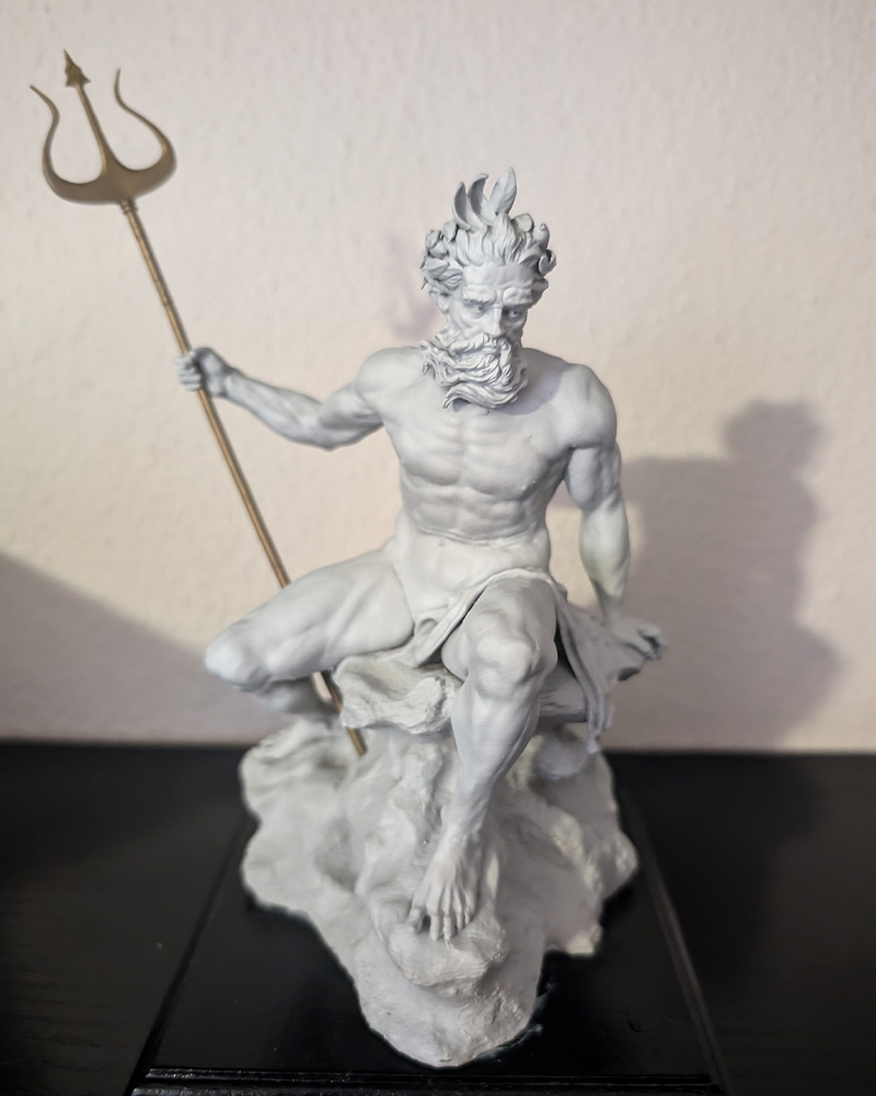 Estatua de gran tamaño de Poseidón (Neptuno) con tridente, impresa en 3D con un acabado que imita mármol y base de madera.