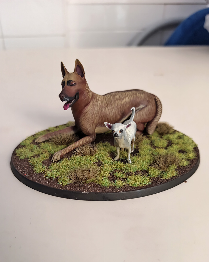 Figuras 3D de mascotas personalizadas (Pastor Alemán y perro pequeño) pintadas a mano sobre peana de diorama con césped, un regalo homenaje único.