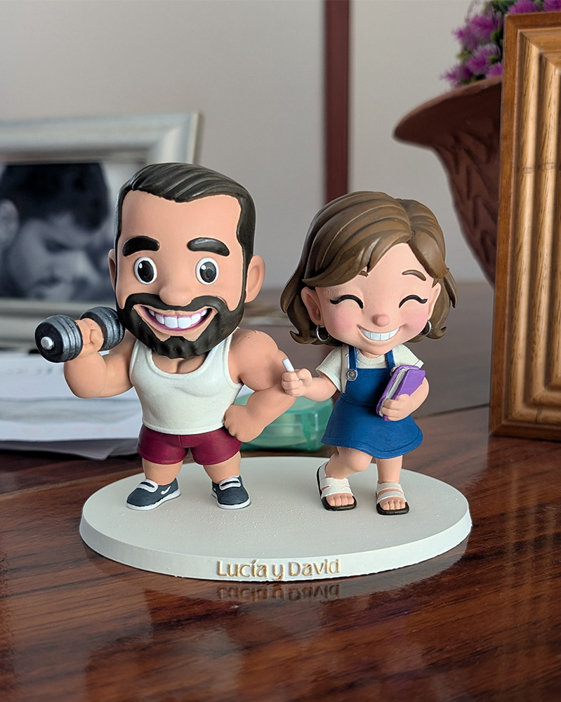 Figura 3D estilo Chibi de pareja personalizada (Lucía y David), modelada y pintada a mano. Ideal como cake topper de boda o regalo de aniversario.