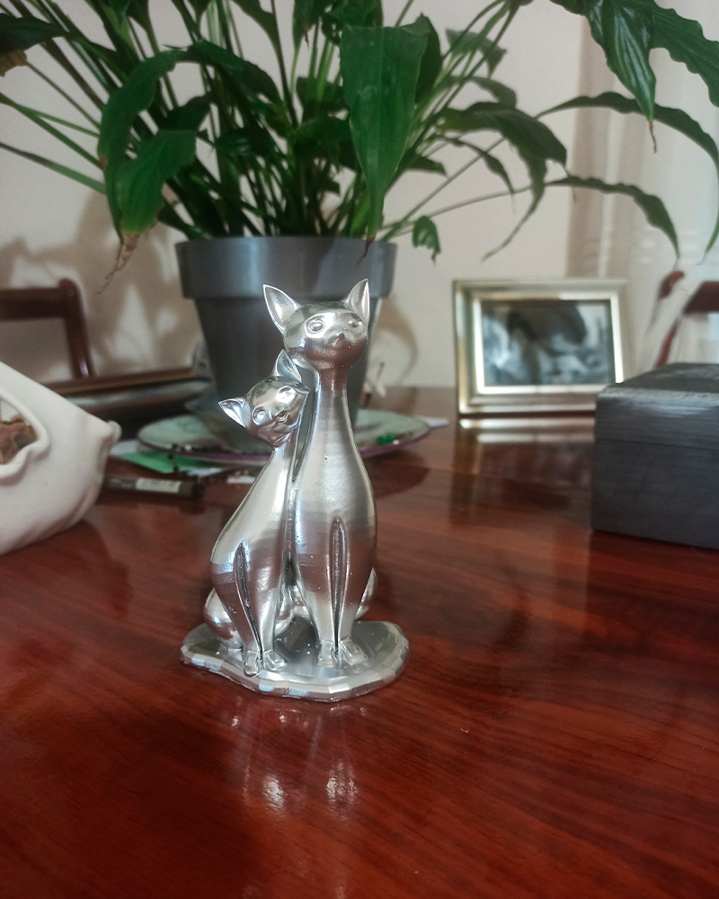 Figura decorativa 3D de dos gatos (madre e hijo) con acabado efecto cromado brillante, ideal para regalos personalizados y decoración moderna.