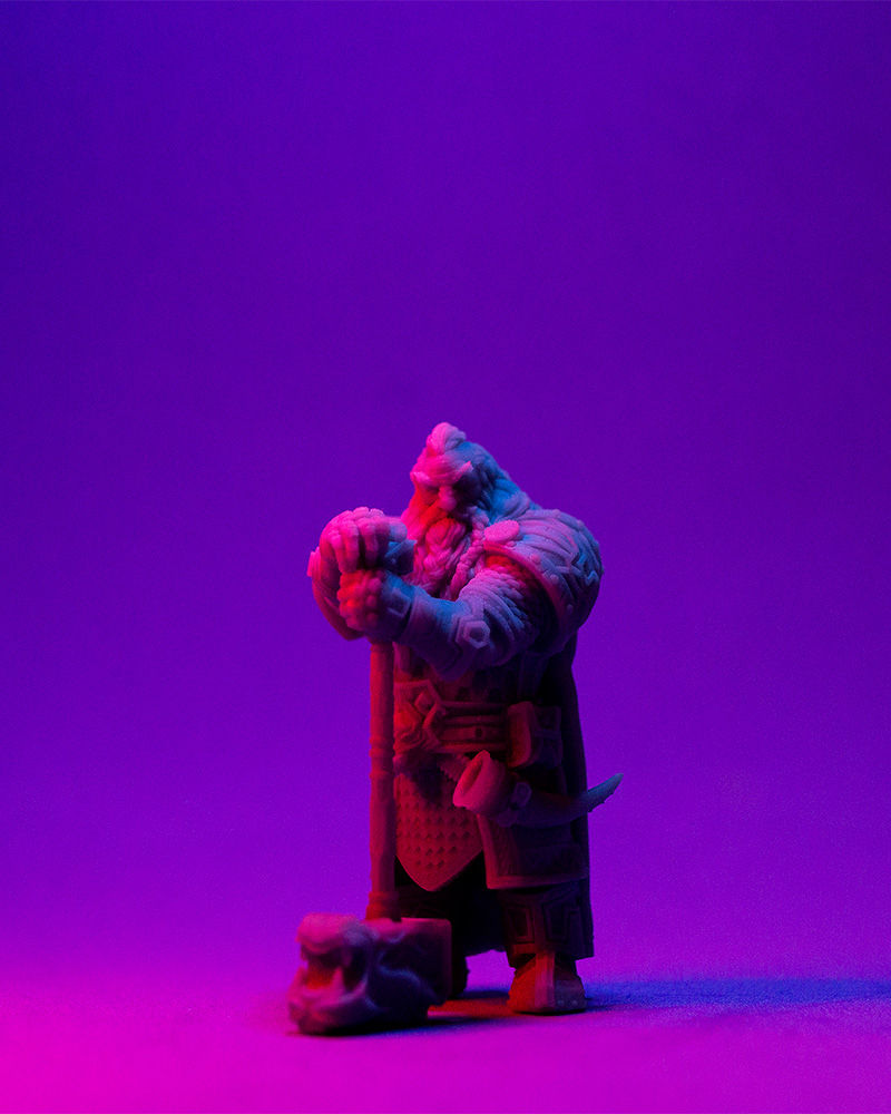 Miniatura de enano guerrero con martillo, impresa en 3D en resina de alta calidad. Perfecta para juegos de rol (RPG) o wargames de fantasía.