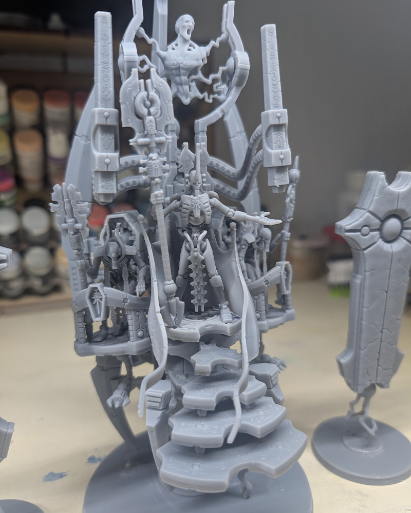 Miniatura 3D de alta complejidad con forma de trono/monumento de no-muertos espaciales, impresa en resina de alta resolución para wargames de ciencia ficción.